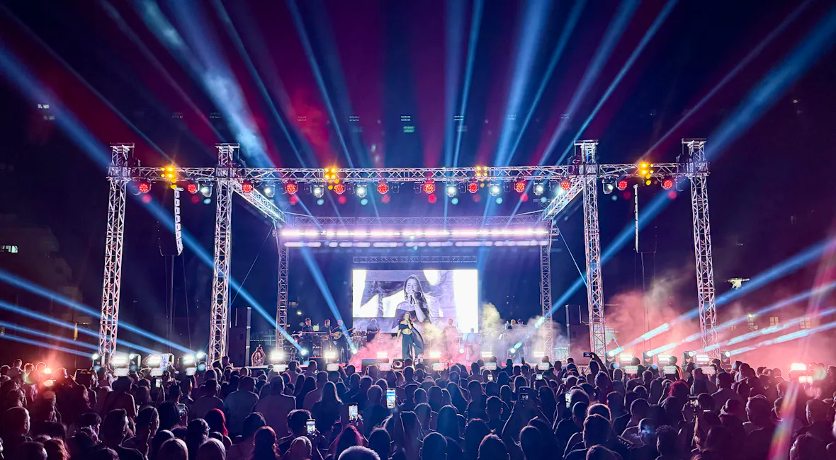 Lighting up Chios: Ioulia Kallimani takes the stage