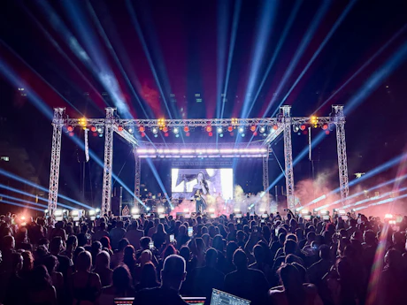 Lighting up Chios: Ioulia Kallimani takes the stage