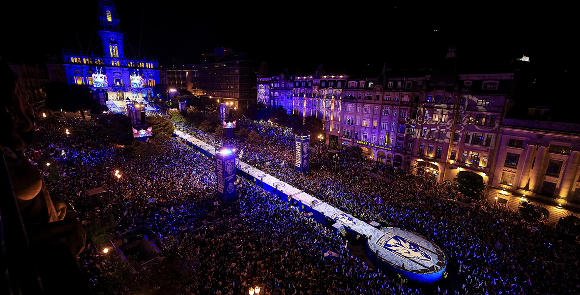Lights on! FC Porto celebrates the championship!